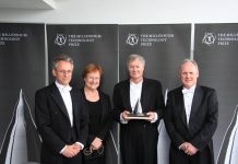 Ingenieur-Nobelpreis für künstliche Photosynthese Gruppenbild mit Dame: Spannung weg, Champagner entkorkt. Die Preisträger nach dem Urteil der Jury. Mit dabei: die finnische Staatspräsidentin.
