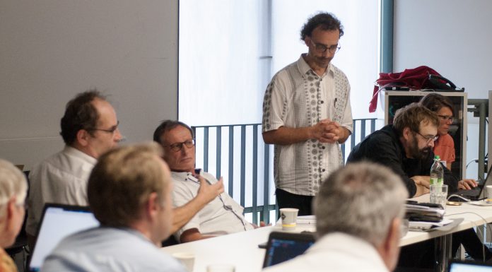 Feiner Schnitt Aufmerksam & kritisch: Arno Kral und Wolfgang Goede löcherten Joachim Sauer mit Fachfragen (von links) . Foto: Peter Knoll