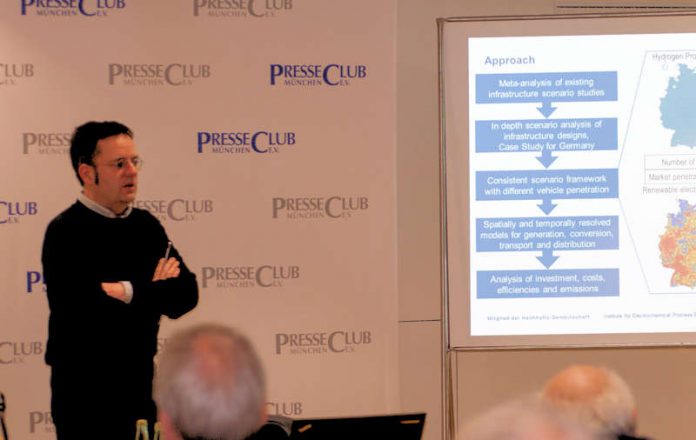 Grüner Strom für Millionen Autos Dr.-Ing. Thomas Grube, Gruppenleiter Mobilität am Institut für Energie- und Klimaforschung | IEK-3: Elektrochemische Verfahrenstechnik des Forschungszentrums Jülich beim TELI-Jour-fixe im Internationalen PresseClub München. (Bild: Peter Knoll)