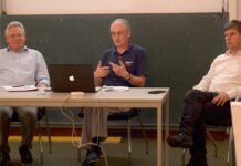 Podiumsdiskussion der TELI zur Rolle des Krieges bei technischen Entwicklungen Die drei Referenten vor einer Wandtafel. Von links: Dr. Frank Dittmann, Dr. Robert Kluge und Peter Knoll.