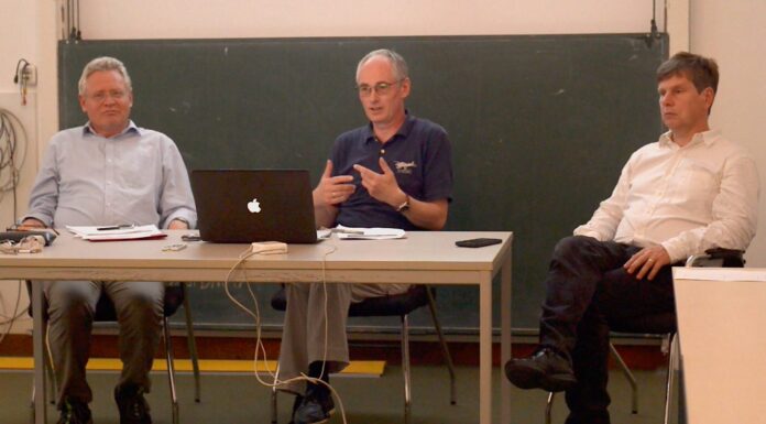 Podiumsdiskussion der TELI zur Rolle des Krieges bei technischen Entwicklungen Die drei Referenten vor einer Wandtafel. Von links: Dr. Frank Dittmann, Dr. Robert Kluge und Peter Knoll.