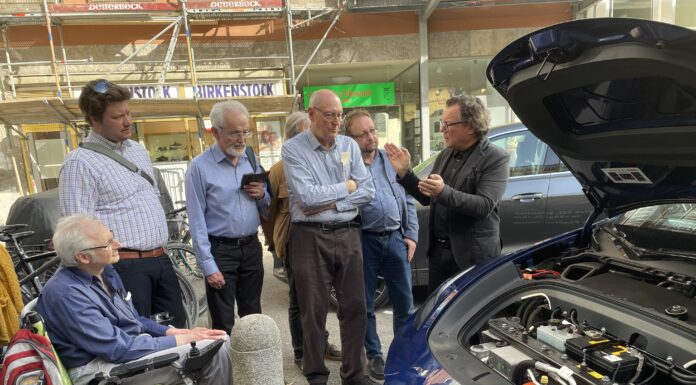 Unterhaltsam und lehrreich – ein Abend mit TV-Legende Jean Pütz und CEO Frank Obrist: Wie zu Hobbythek-Zeiten Frank Obrist stellt erstes klimapositives Auto vor