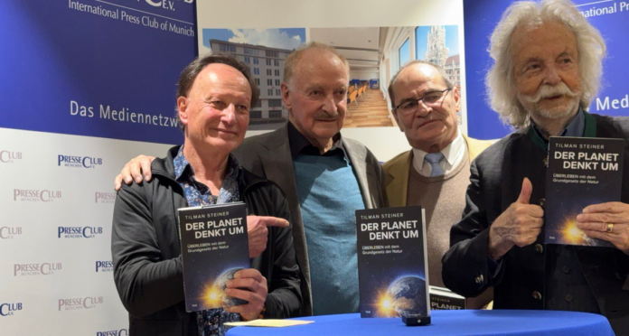 DER PLANET DENKT UM – Eine anspruchsvolle Buchpräsentation Illustre Runde bei der Buchvorstellung des neuen Buchs von Tilman Steiner. (v.l.n.r.: Wolfgang Goede, Tilman Steiner, Arno Kral, Jean Pütz)